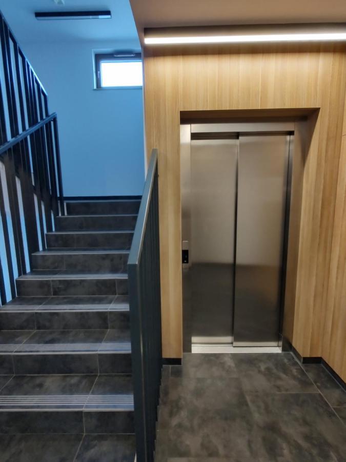 Uroczy Apartament Z Miejscem Na Auto W Garazu Daire Varşova Dış mekan fotoğraf