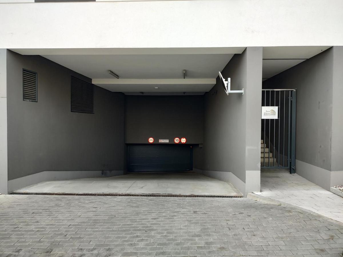 Uroczy Apartament Z Miejscem Na Auto W Garazu Daire Varşova Dış mekan fotoğraf